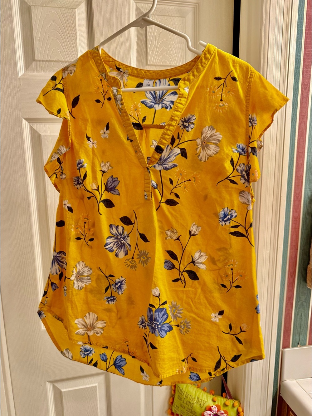 OLD NAVY Bright Yellow Floral V-Neck Women's Top size LARGE
